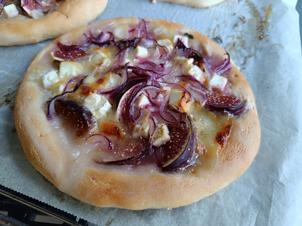 FÜGÉS-KECSKESAJTOS-MOZZARELLÁS LEPÉNYKENYÉR